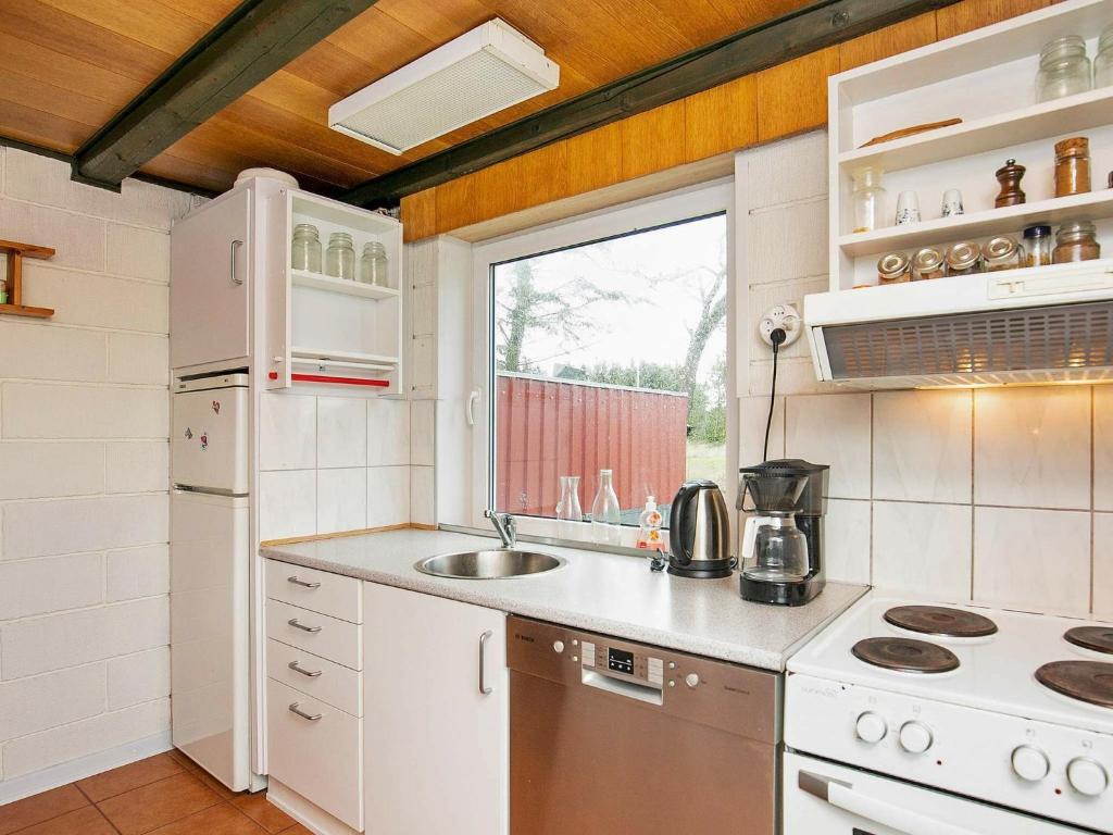 Kuchyň nebo kuchyňský kout v ubytování 6 person holiday home in Ulfborg