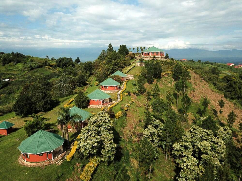 una vista aérea de una casa en una colina en Top of The World Lodge, en Kikangala