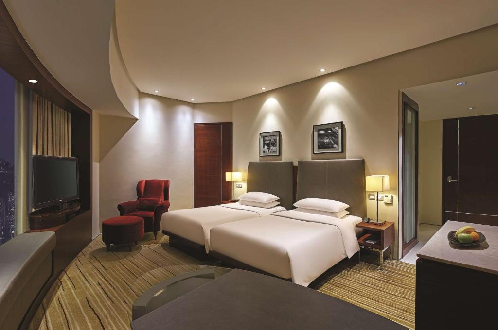 Postel nebo postele na pokoji v ubytování Hyatt Regency Hong Kong Tsim Sha Tsui