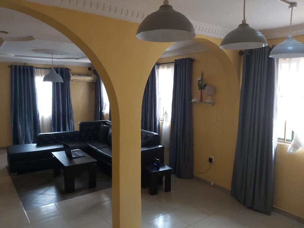 Posezení v ubytování StayCation Suites And Apartment