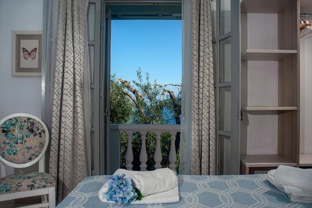 Postel nebo postele na pokoji v ubytování PaxosBlue Suites & Villas