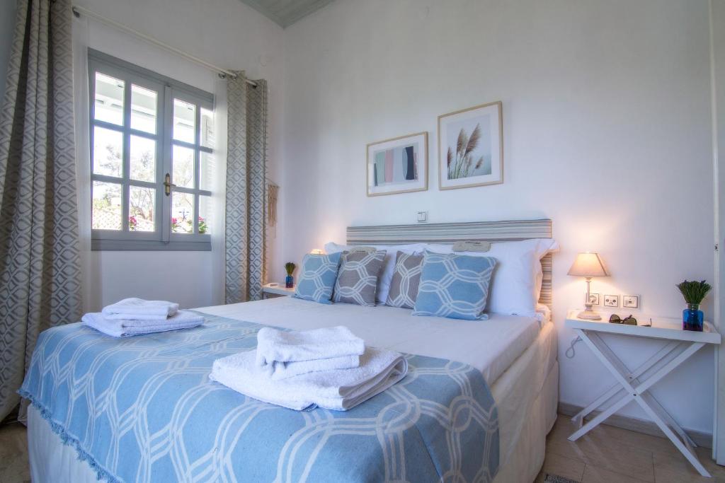 Postel nebo postele na pokoji v ubytování PaxosBlue Suites & Villas