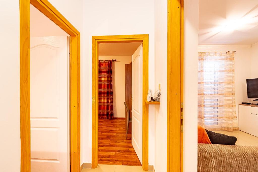 TV a/nebo společenská místnost v ubytování Apartments Peco