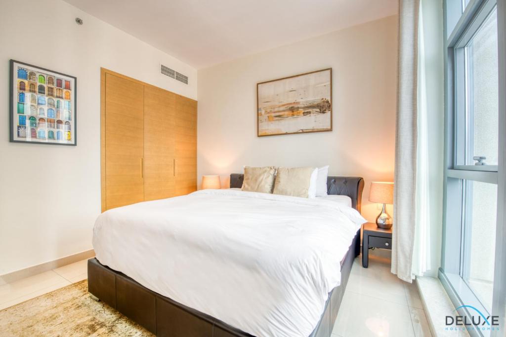 Postel nebo postele na pokoji v ubytování Close to Burj Khalifa & Dubai Mall with Relaxing Balcony, Claren Tower 1, Downtown Dubai by Deluxe Holiday Homes