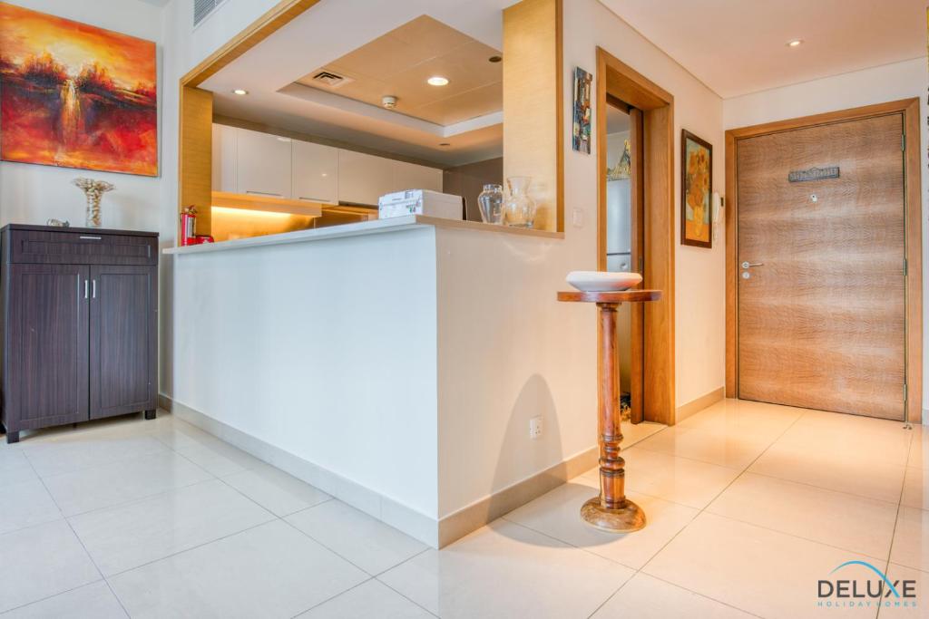 Kuchyň nebo kuchyňský kout v ubytování Close to Burj Khalifa & Dubai Mall with Relaxing Balcony, Claren Tower 1, Downtown Dubai by Deluxe Holiday Homes
