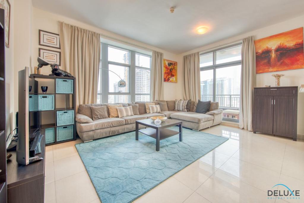 Posezení v ubytování Close to Burj Khalifa & Dubai Mall with Relaxing Balcony, Claren Tower 1, Downtown Dubai by Deluxe Holiday Homes
