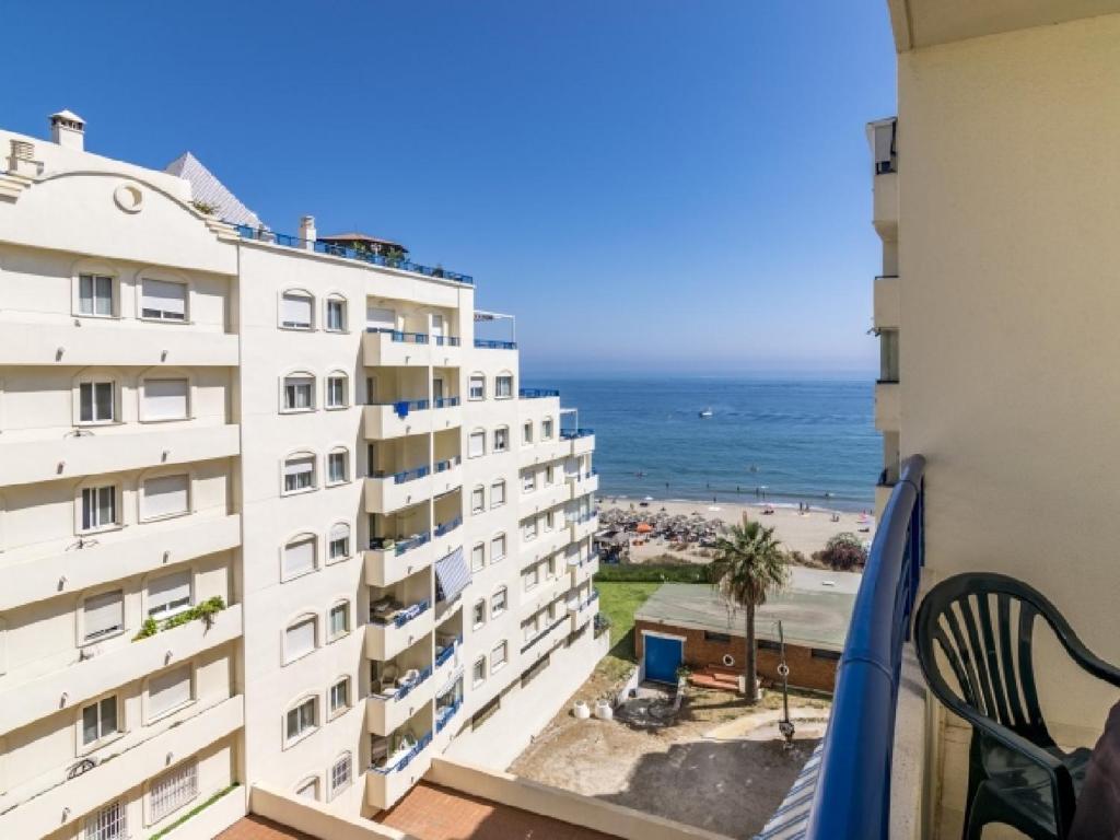 マルベーリャにあるApartamento 341の建物のバルコニーから海の景色を望めます。