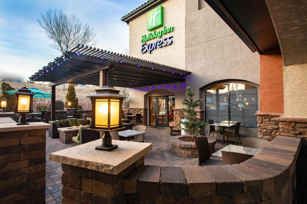 un restaurante con un patio con mesas y sillas en Holiday Inn Express Prescott, an IHG Hotel, en Prescott