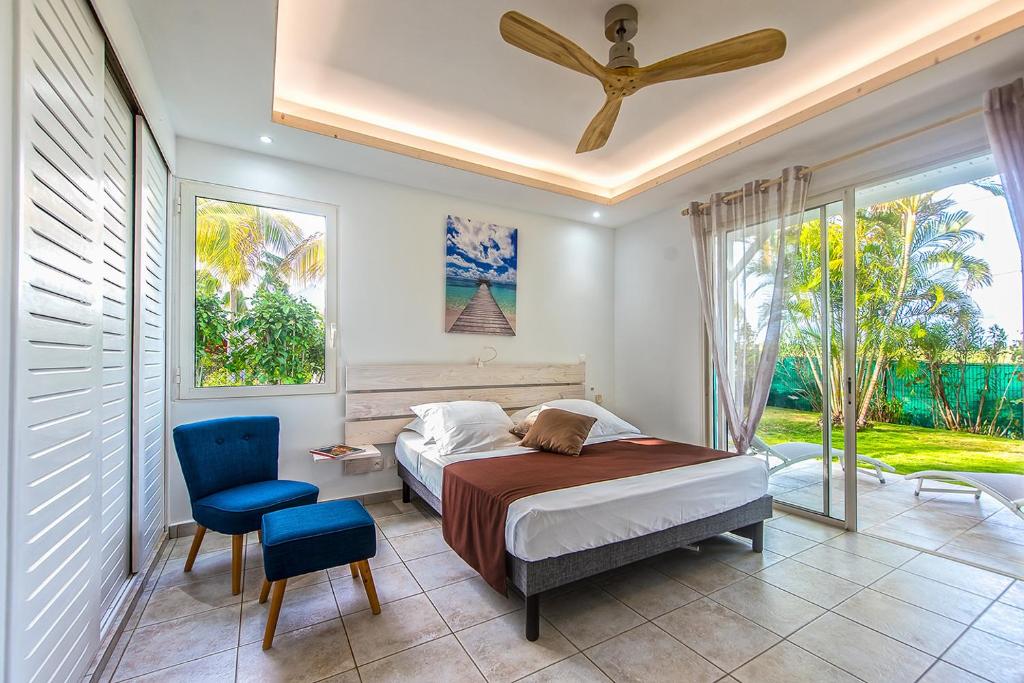 Postel nebo postele na pokoji v ubytování Hôtel La Christophine