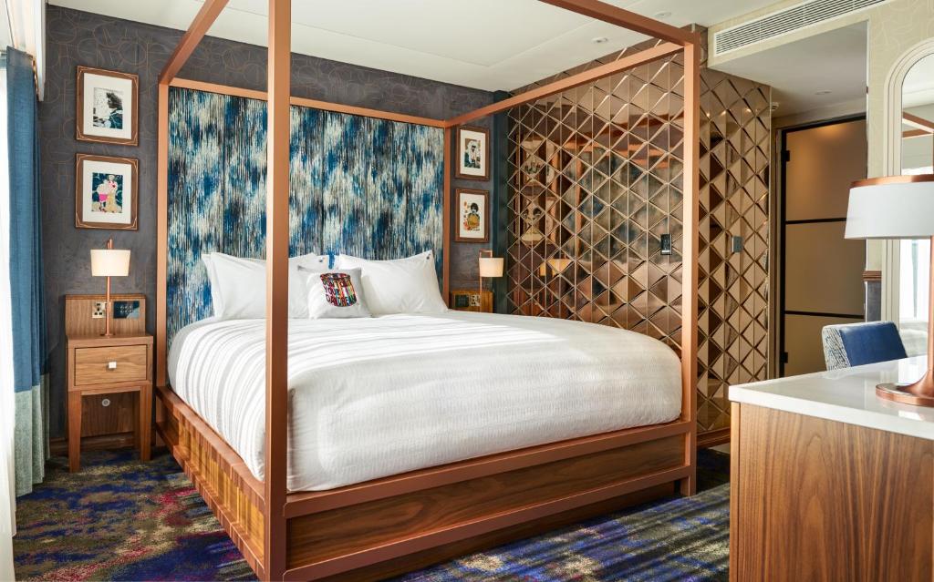 Cama ou camas em um quarto em NYX Hotel Dublin Christchurch