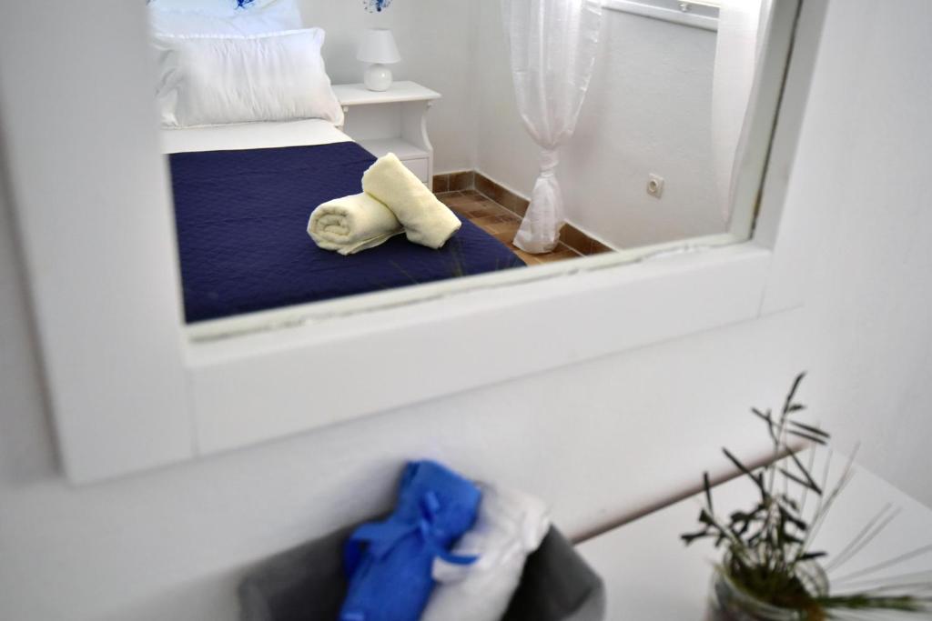 un riflesso a specchio di un letto in una stanza di Merlyn Rooms into the nature, 100m from the beach a Dafnila