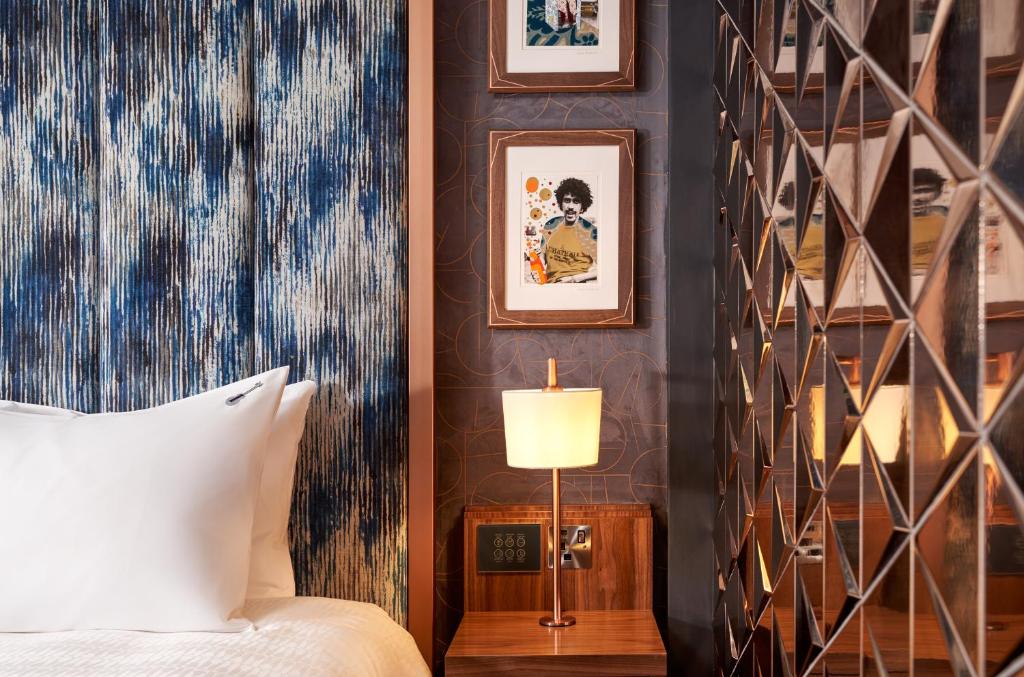 Cama ou camas em um quarto em NYX Hotel Dublin Christchurch
