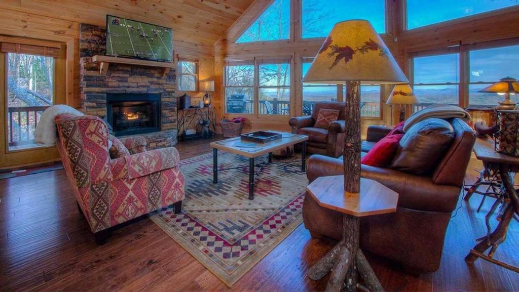 una sala de estar llena de muebles y una chimenea en Black Dog of Blue Ridge, en Blue Ridge