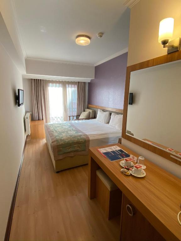 Postel nebo postele na pokoji v ubytování Grand Anzac Hotel