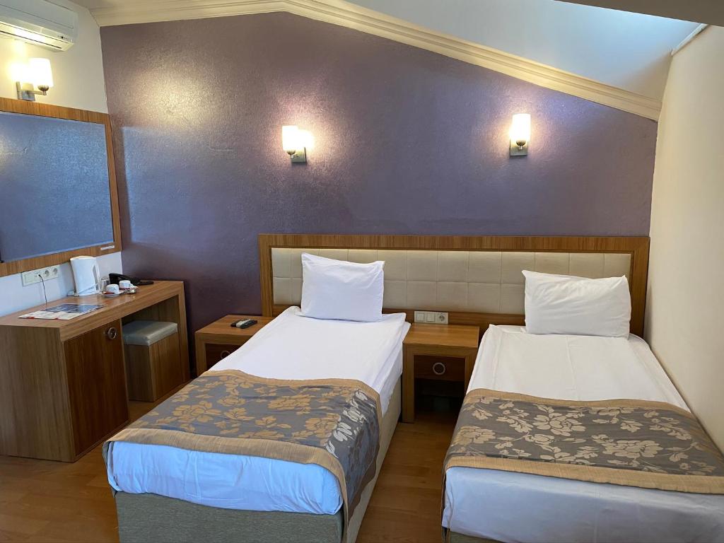 Postel nebo postele na pokoji v ubytování Grand Anzac Hotel