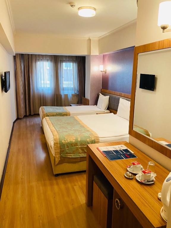 Postel nebo postele na pokoji v ubytování Grand Anzac Hotel