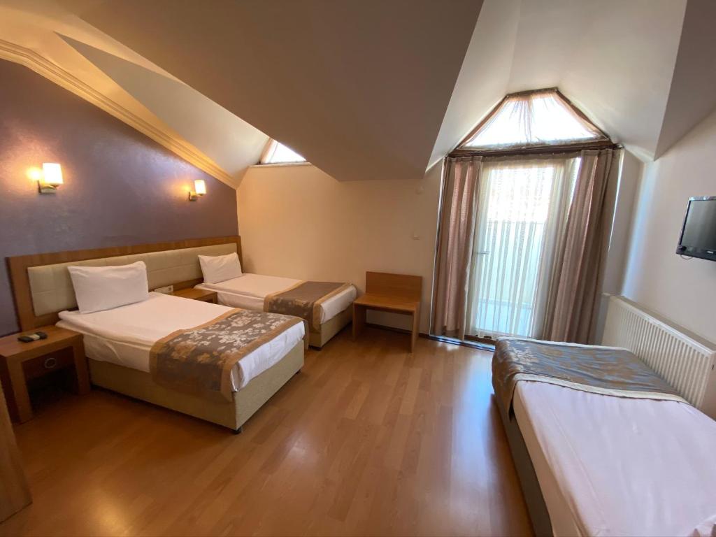 Postel nebo postele na pokoji v ubytování Grand Anzac Hotel