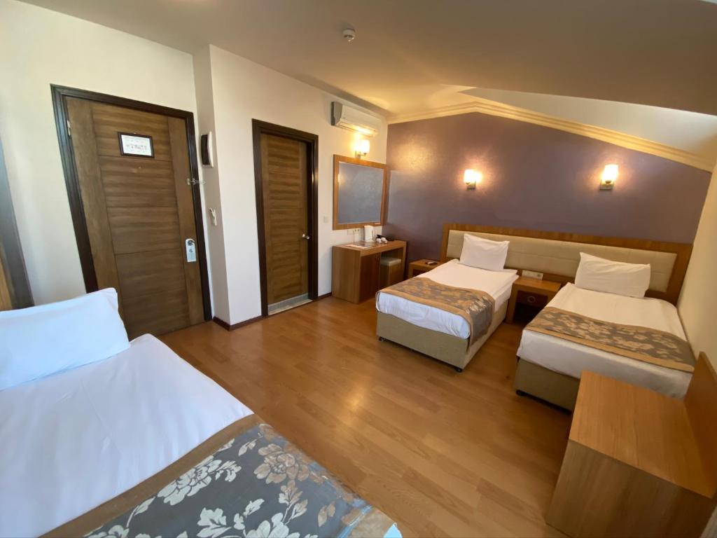 Postel nebo postele na pokoji v ubytování Grand Anzac Hotel