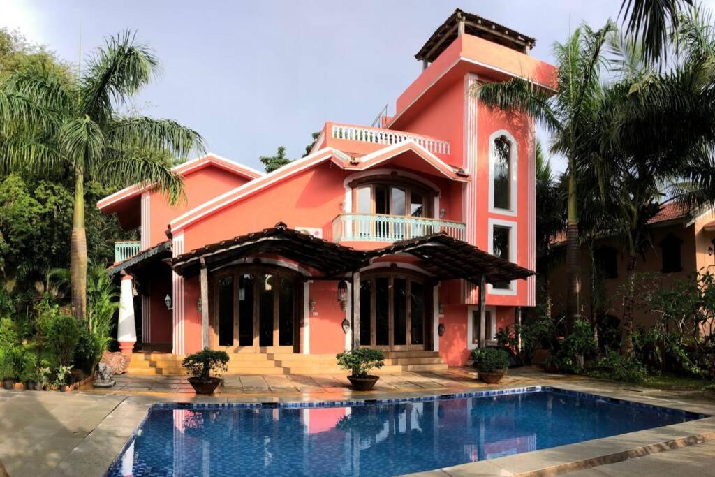 una casa con piscina di fronte a una casa di Casa Arya Villa a Sinquerim