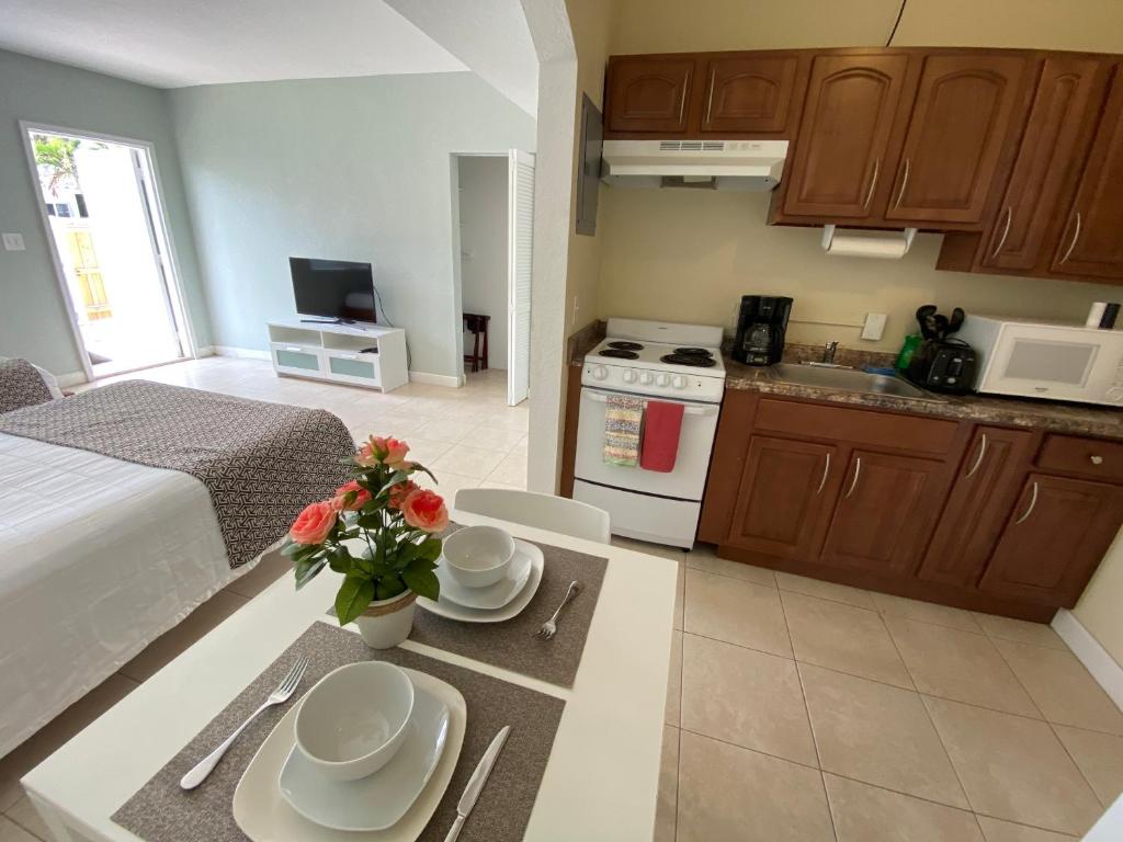 Kuchyň nebo kuchyňský kout v ubytování Coral Key Inn