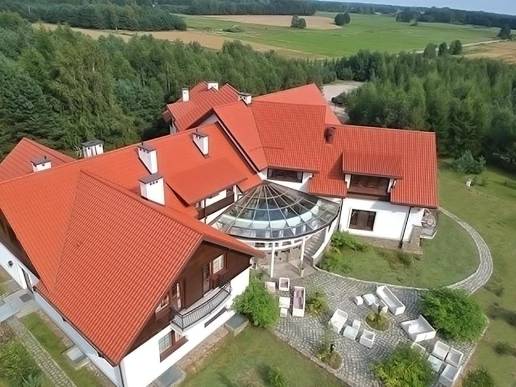 una vista aérea de una casa con techo naranja en Hotel Korona Park Klewinowo, en Klewinowo