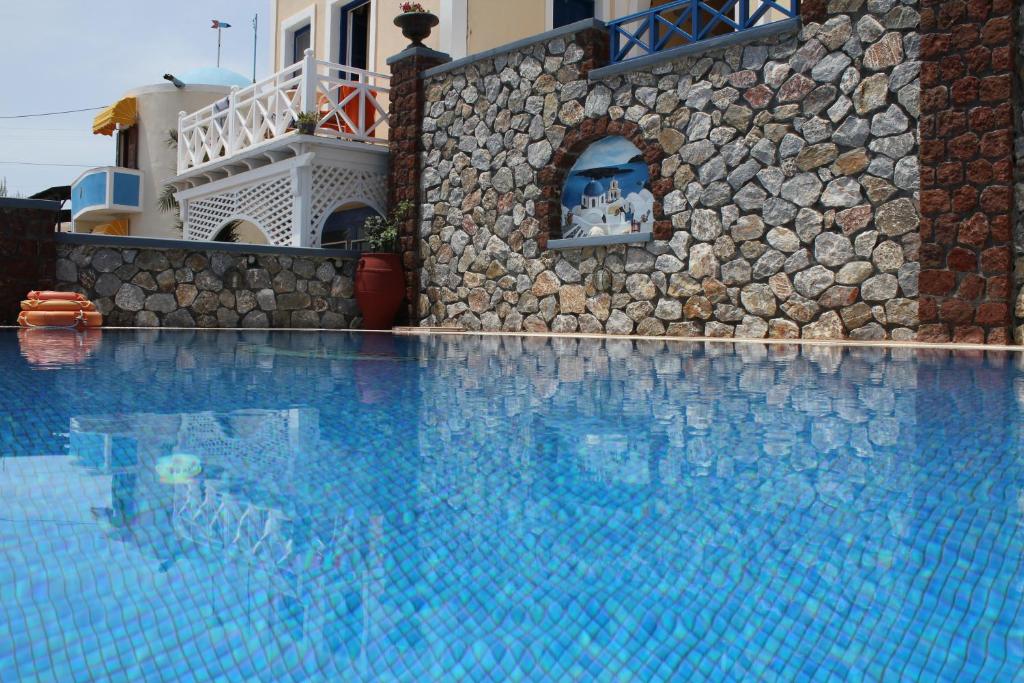 Bassein majutusasutuses Hotel Thira või selle lähedal