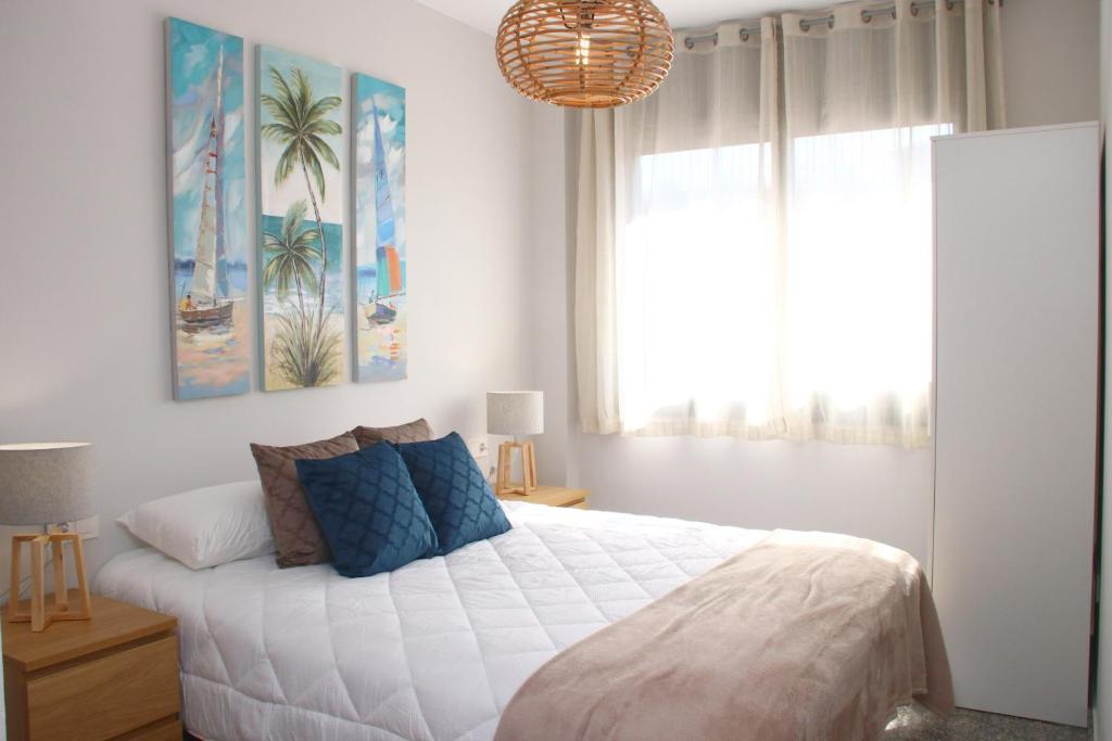 Giường trong phòng chung tại SeaHomes Vacations, BEACH&POOL, in Fenals Beach