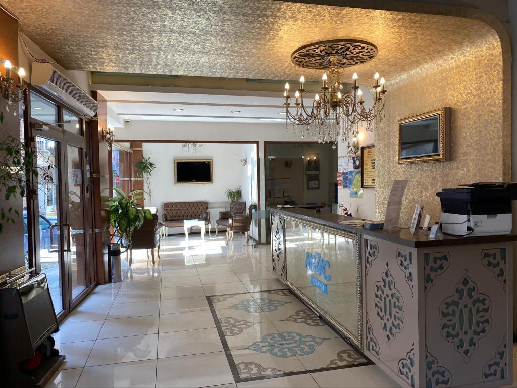 TV a/nebo společenská místnost v ubytování Grand Anzac Hotel