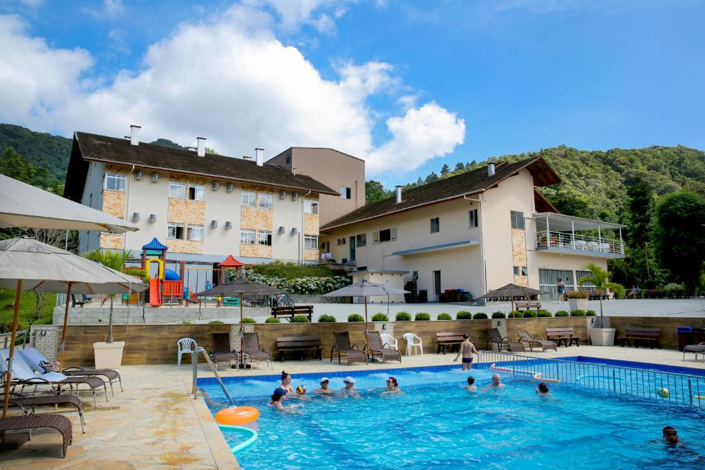 um grupo de pessoas numa piscina num hotel em Hotel Fazenda Pommernland em Pomerode