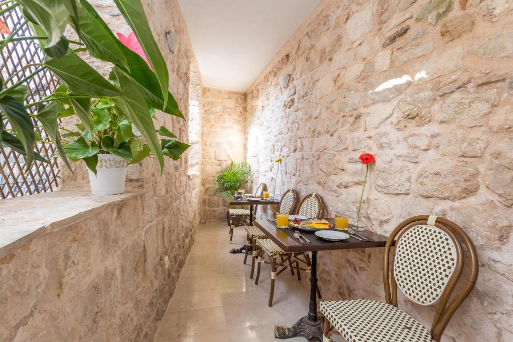 Reštaurácia alebo iné gastronomické zariadenie v ubytovaní Lola Apartments - ZF Hvar