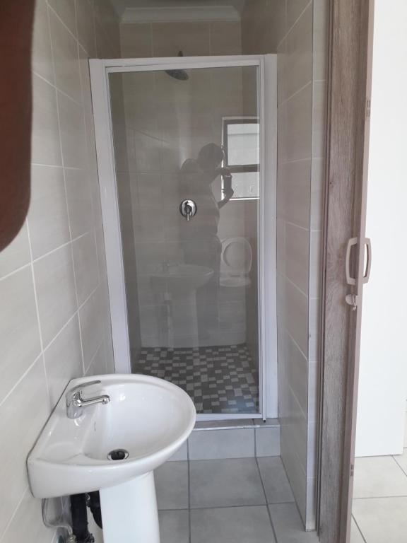 een persoon die een foto neemt van een douche in een badkamer bij Mofolo Heights in Johannesburg