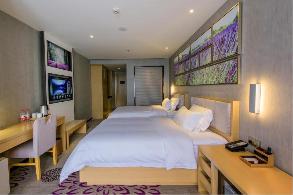 a hotel room with two beds and a desk at Lavande Hotels·Chengdu Shuangliu International Airport in Chengdu