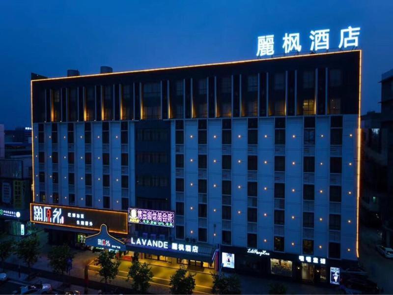 un gran edificio con un cartel encima en Lavande Hotel (Foshan Nanhai Square) en Foshan