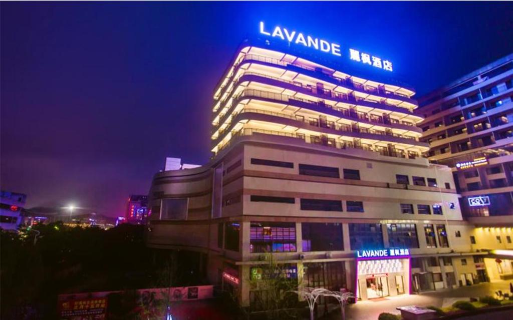 un edificio con un cartel encima por la noche en Lavande Hotel Guilin Convention and Exhibition Center en Guilin