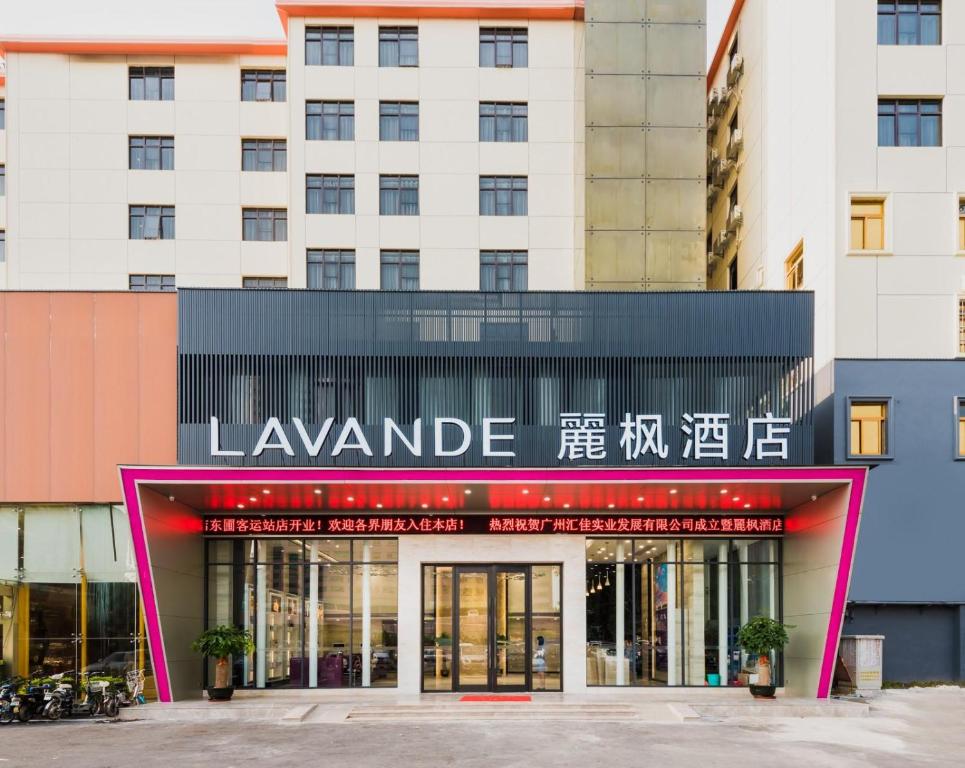 Un edificio con un cartello che leggeva di Lavande Hotels·Guangzhou Dongpu Bus Terminal a Canton