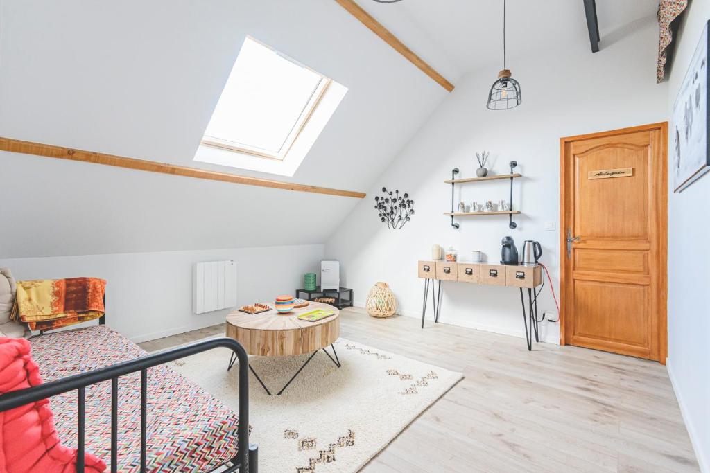 Sala de estar con cama y mesa en Chambres d'Hôtes les Colombes en Montmort-Lucy