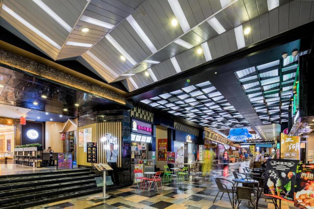 un centro comercial con mesas y sillas en Lavande Hotels·Guangzhou Jingxi Southern Hospital Metro Station, en Guangzhou