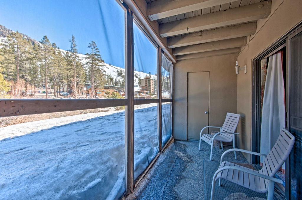einen Balkon mit 2 Stühlen und Blick auf den Schnee in der Unterkunft Lovely Kirkwood Condo - Walk to Ski Lift and Village in Kirkwood