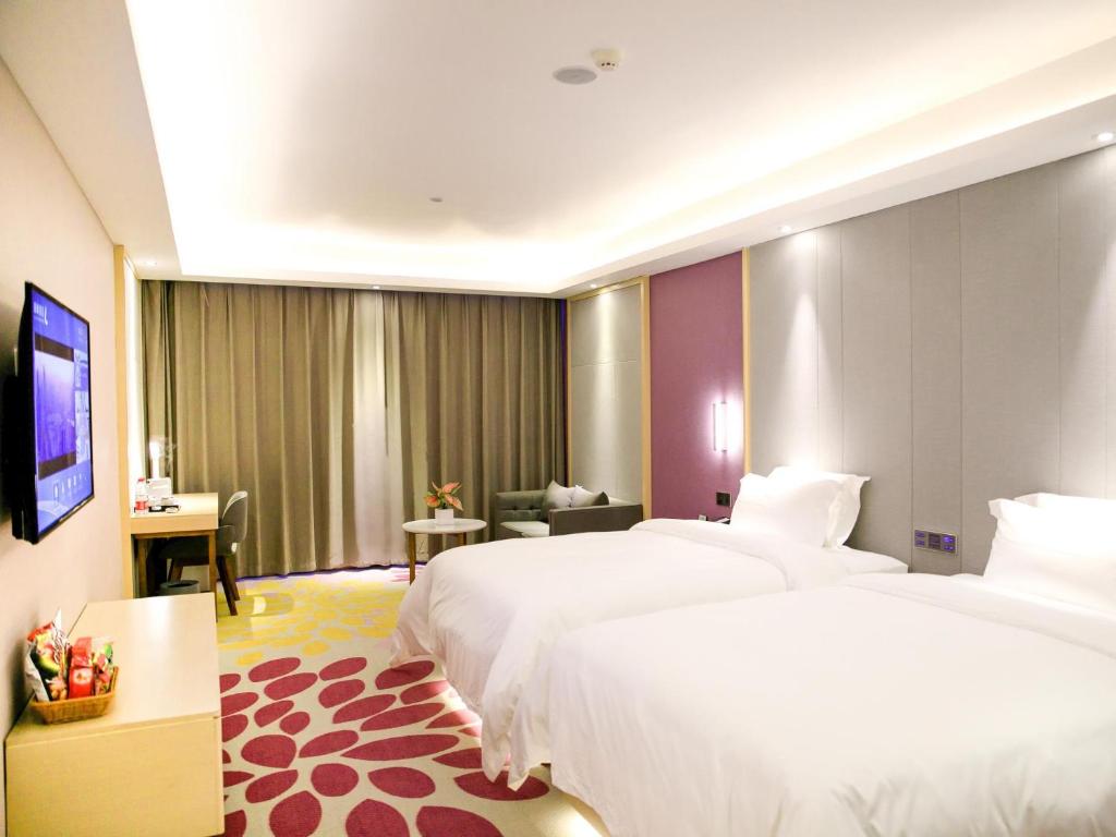 um quarto de hotel com duas camas e uma televisão em Lavande Hotels·Shenzhen North Railway Station Longhua Bus Terminal em Shenzhen
