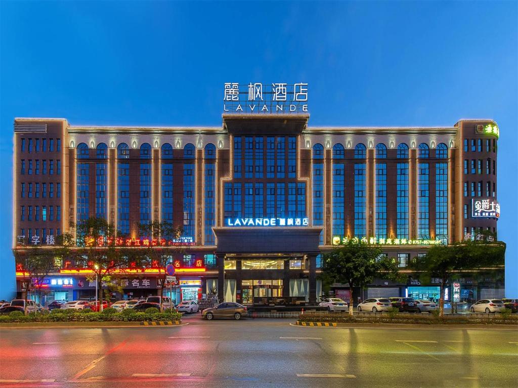 een groot gebouw met een bord erop bij Lavande Hotels·Foshan Yanbu Suiyan East Road in Foshan