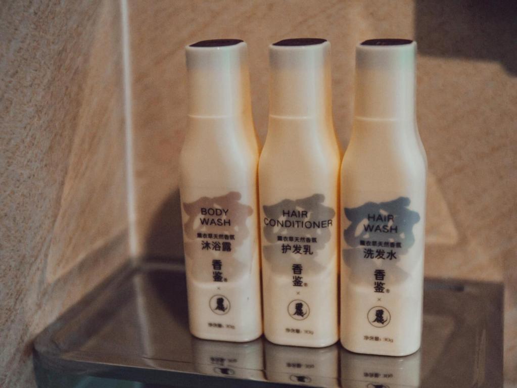 drie flessen melk op een plank bij Lavande Hotel Suzhou High Speed Rail North Station in Suzhou