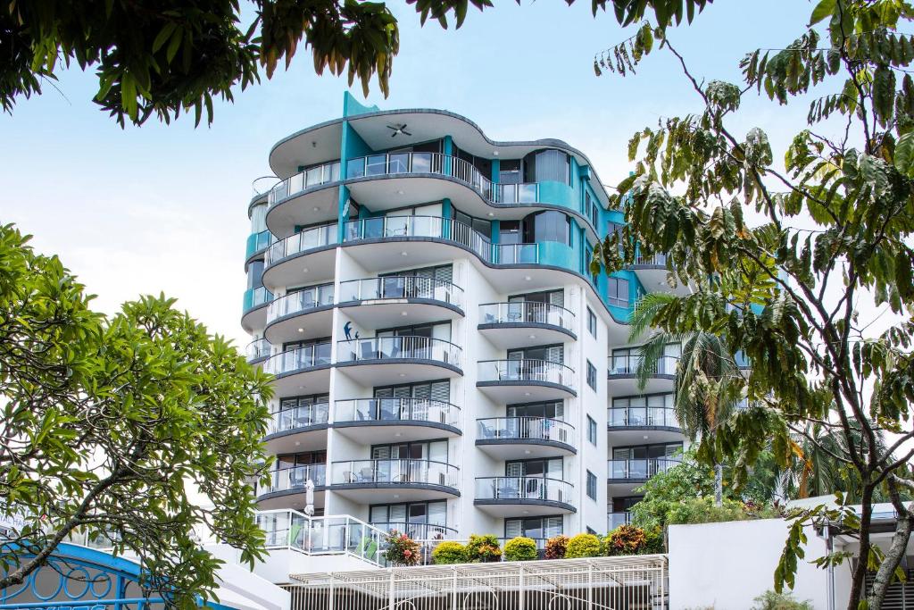 un edificio de apartamentos con balcones y árboles en BreakFree Royal Harbour, en Cairns