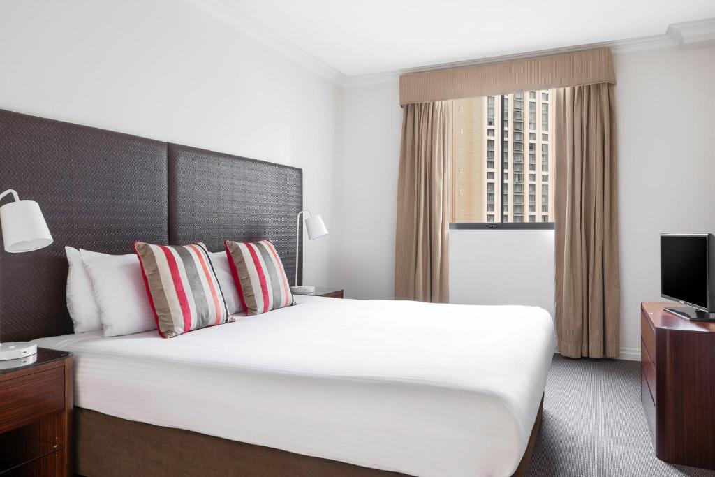 Mantra on Queen - One-Bedroom Apartment