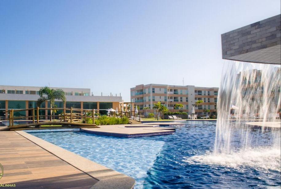 una piscina con una fuente en una ciudad en Flat em Muro Alto- Porto de Galinhas, en Porto de Galinhas