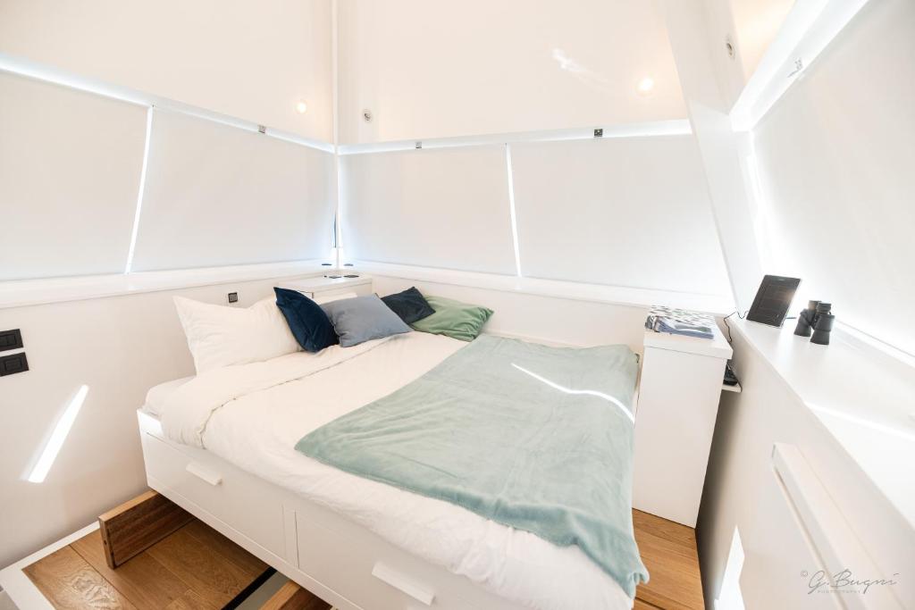 Postel nebo postele na pokoji v ubytování Logement insolite La tour de Larbuisson