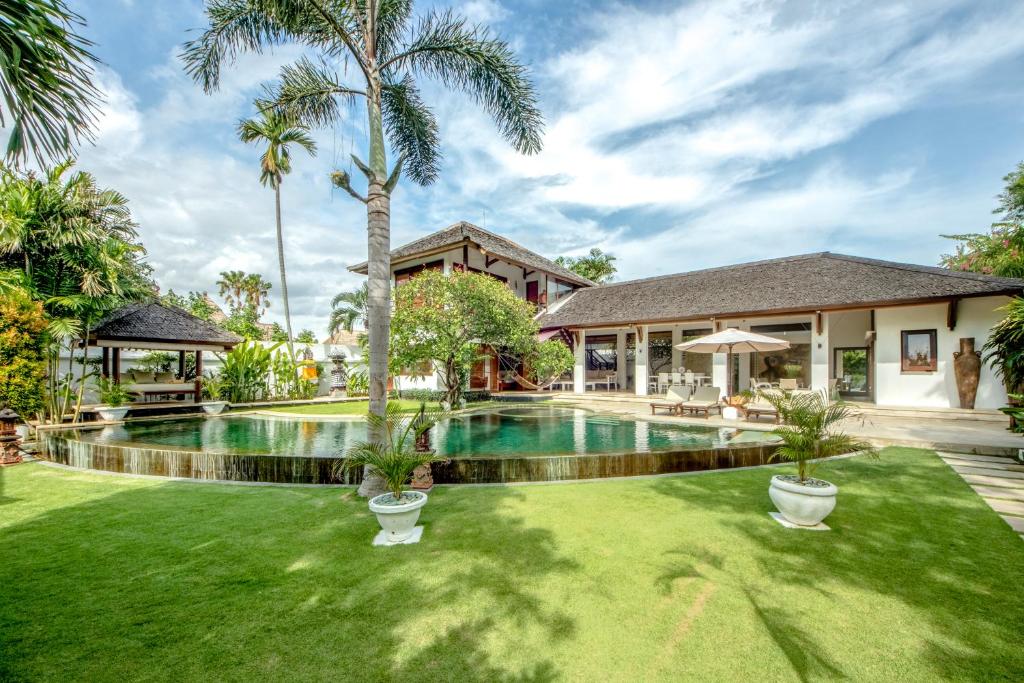 - une vue sur l'extérieur d'une villa avec une piscine dans l'établissement Villa Maharaj, à Seminyak
