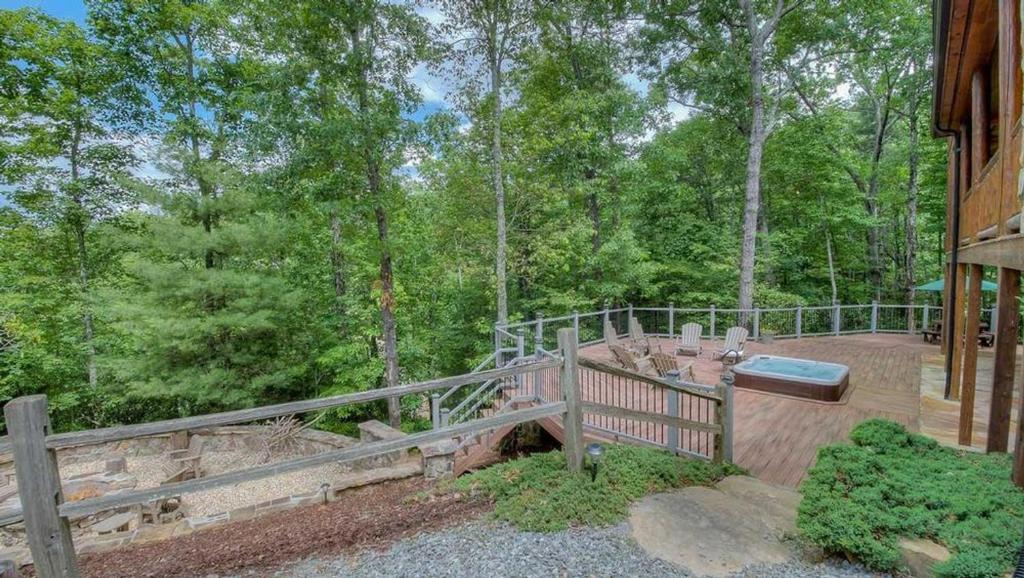 una terraza de madera con un banco y una valla en Laurel Valley Lodge, en Blue Ridge