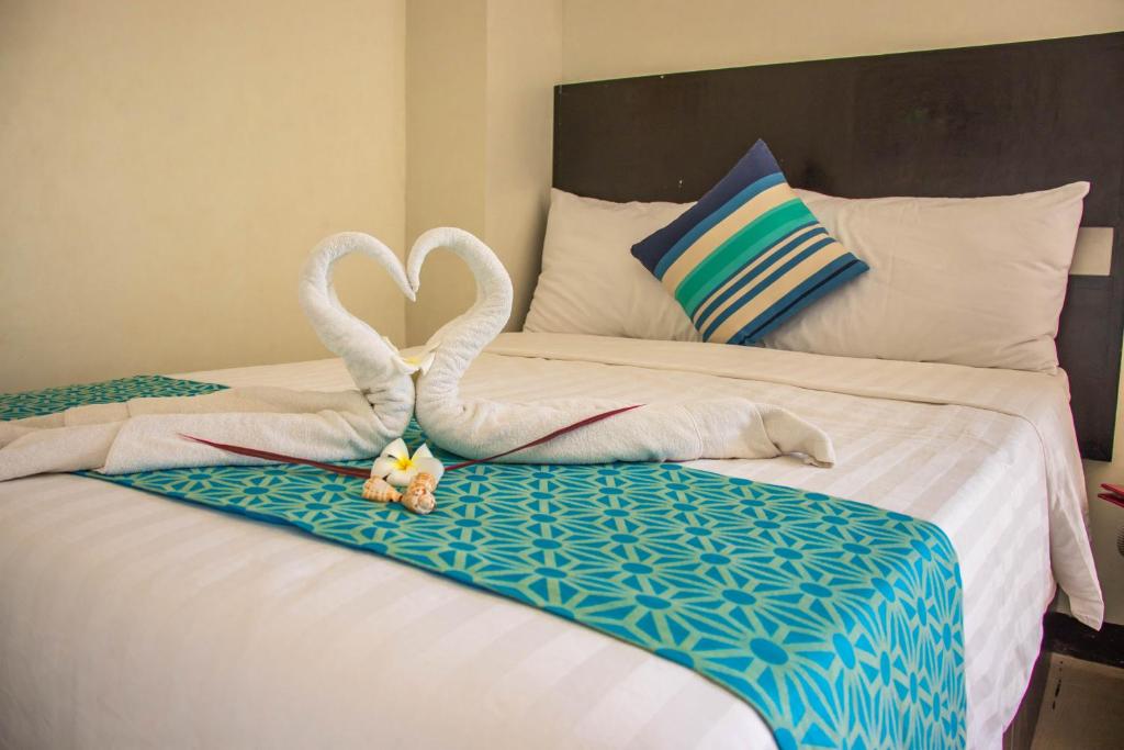 Postel nebo postele na pokoji v ubytování The Orient Beach Boracay