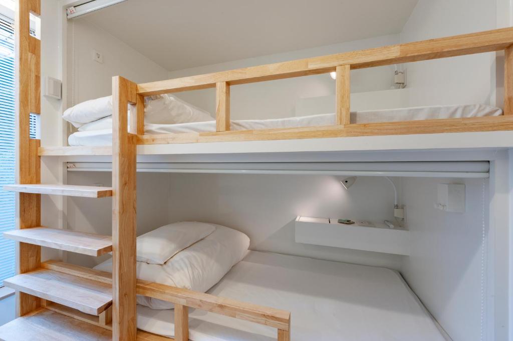 Palanda nebo palandy na pokoji v ubytování plat hostel keikyu haneda home