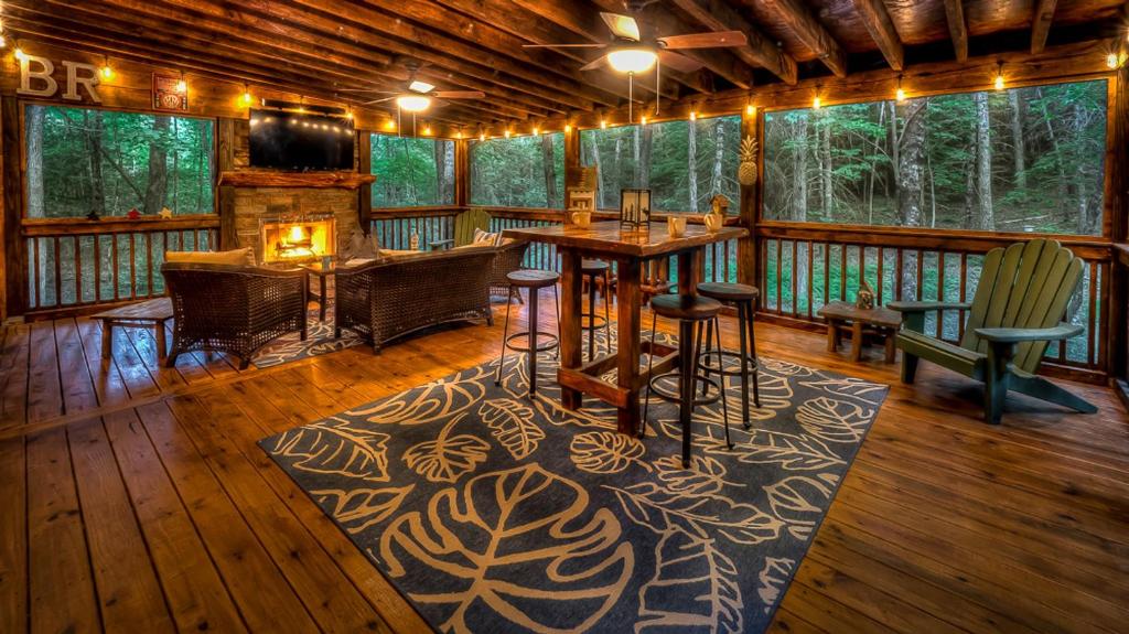 Una sala de estar con chimenea en una cabaña de troncos en Our Blue Heaven, en Blue Ridge